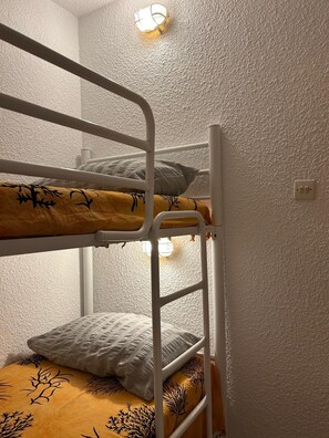 1 bedroom, iron/ironing board, bed sheets - T2 30m2 top floor 3 to 4 sleeps quiet residence (Le Barcarès)