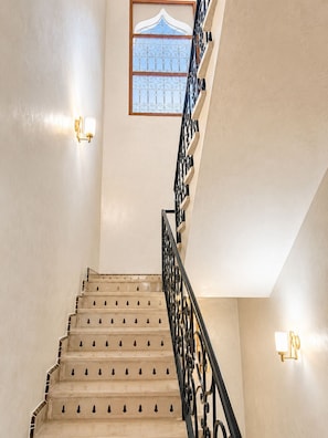 A staircase with a black railing and light-colored walls. - Cozy Villa Targa Garden 5G IPTV (Marrakech)