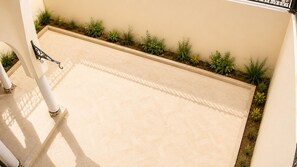 A flat roof terrace with a tiled floor, a metal railing, and a row of small plants along the edge. - Cozy Villa Targa Garden 5G IPTV (Marrakech)