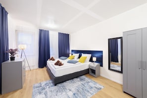5 Schlafzimmer, Schreibtisch, Bügeleisen/Bügelbrett, Reisekinderbett