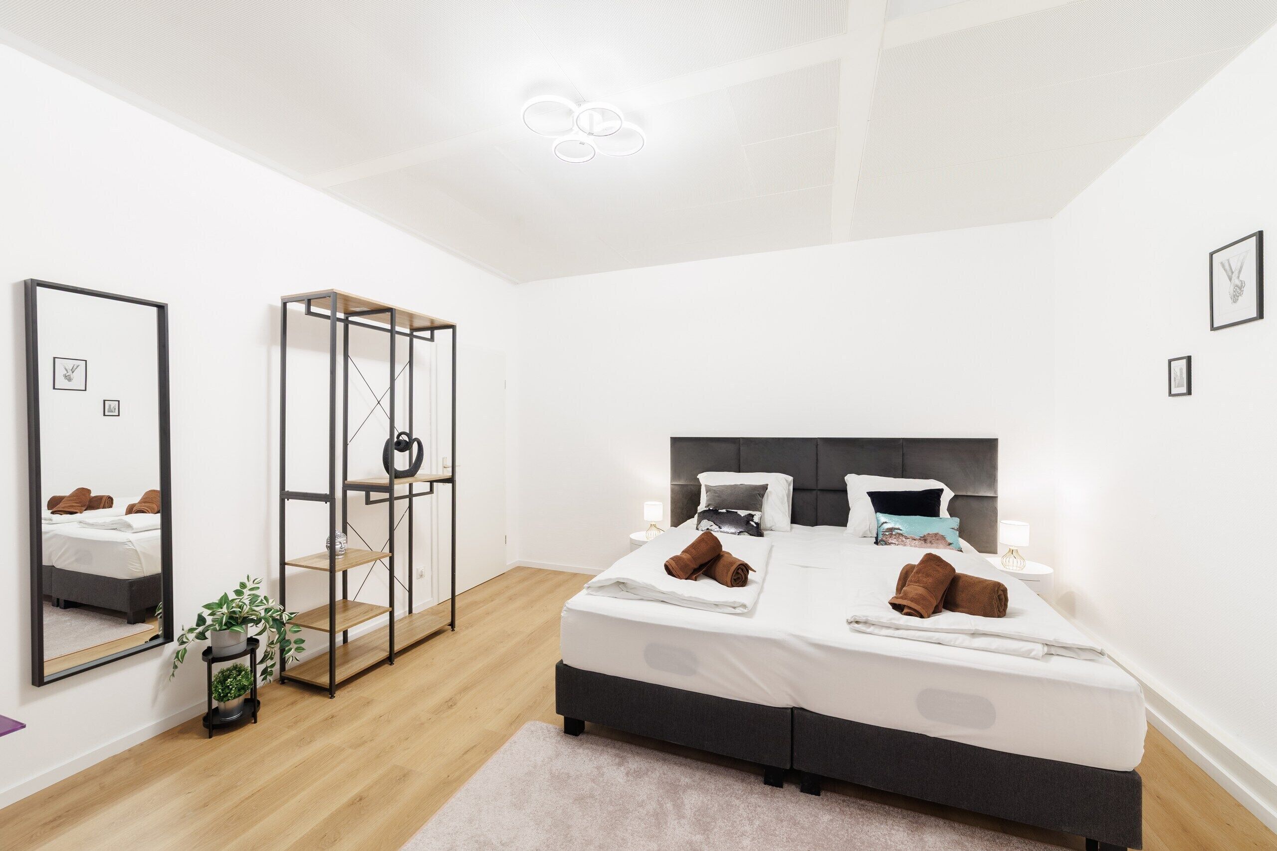 5 slaapkamers, een bureau, een strijkplank/strijkijzer, reisbedje