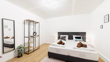 5 slaapkamers, een bureau, een strijkplank/strijkijzer, reisbedje