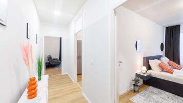 5 slaapkamers, een bureau, een strijkplank/strijkijzer, reisbedje