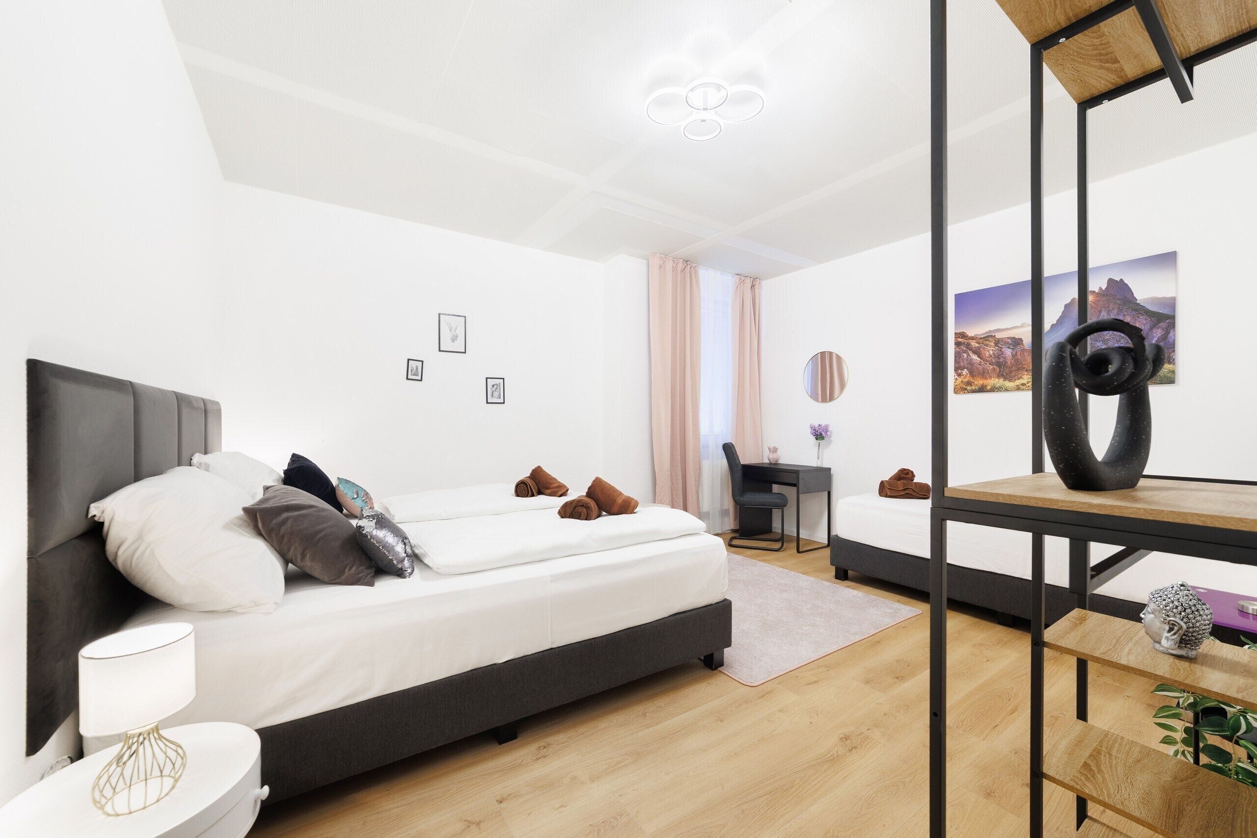 5 Schlafzimmer, Schreibtisch, Bügeleisen/Bügelbrett, Reisekinderbett