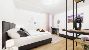 5 Schlafzimmer, Schreibtisch, Bügeleisen/Bügelbrett, Reisekinderbett