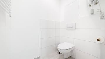 シャワー、ヘアドライヤー、タオル、石鹸