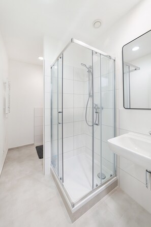 Shower, hair dryer, towels, soap - BIG New 6Rms Flat/150m2 City Center Prime Location (Berlin)