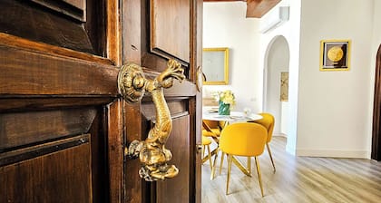 Trevi Moonlight Apartment with unique view of Trevi Fountain, Center of Rome
