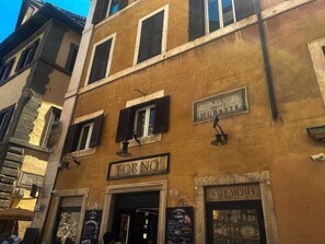 Exterior - Trevi Moonlight Apartment with unique view of Trevi Fountain, Center of Rome (Roma)