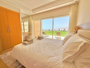 Tabla de planchar con plancha, wifi y ropa de cama 