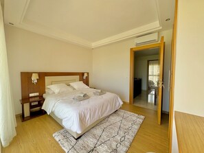 Tabla de planchar con plancha, wifi y ropa de cama 