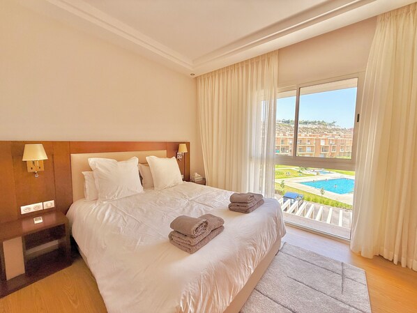 Tabla de planchar con plancha, wifi y ropa de cama 