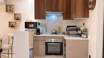 Coffee/tea maker, fridge, microwave, oven