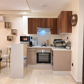 Réfrigérateur, four à micro-ondes, un four, surface de cuisson