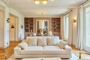 Apartment | Living area - Luxurious Apartment AC Saint Germain des Pres (Paris)