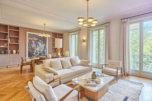 Apartment | Living area - Luxurious Apartment AC Saint Germain des Pres (Paris)