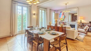 Apartment | Dining - Luxurious Apartment AC Saint Germain des Pres (Paris)
