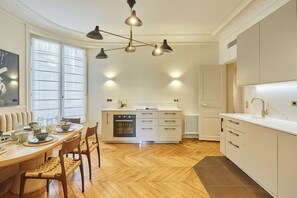 Apartment | Dining - Luxurious Apartment AC Saint Germain des Pres (Paris)