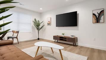 Apartament, no fumadors | Sala d'estar | Televisor de pantalla plana