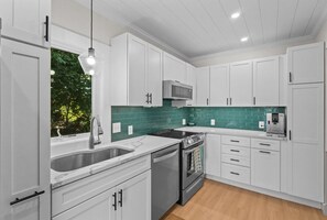 Refrigerador, microondas, horno, placa de cocina