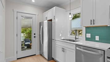 Kjøleskap, mikrobølgeovn, ovn og kokeplater