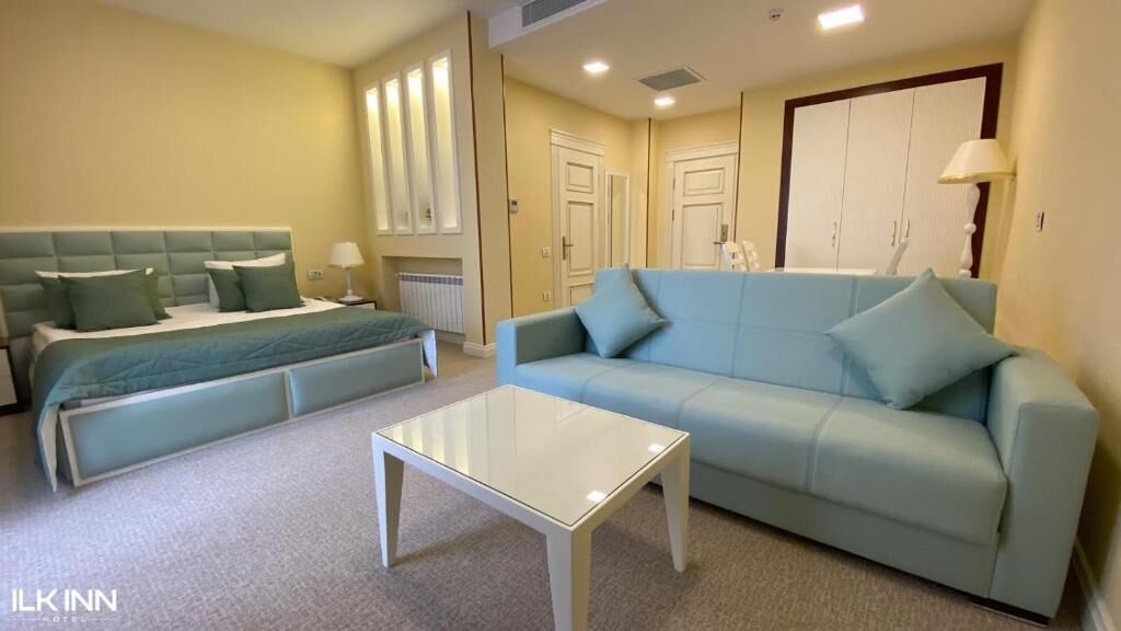 Suite júnior, vistes a la muntanya | Minibar, caixa forta a l'habitació i escriptori 