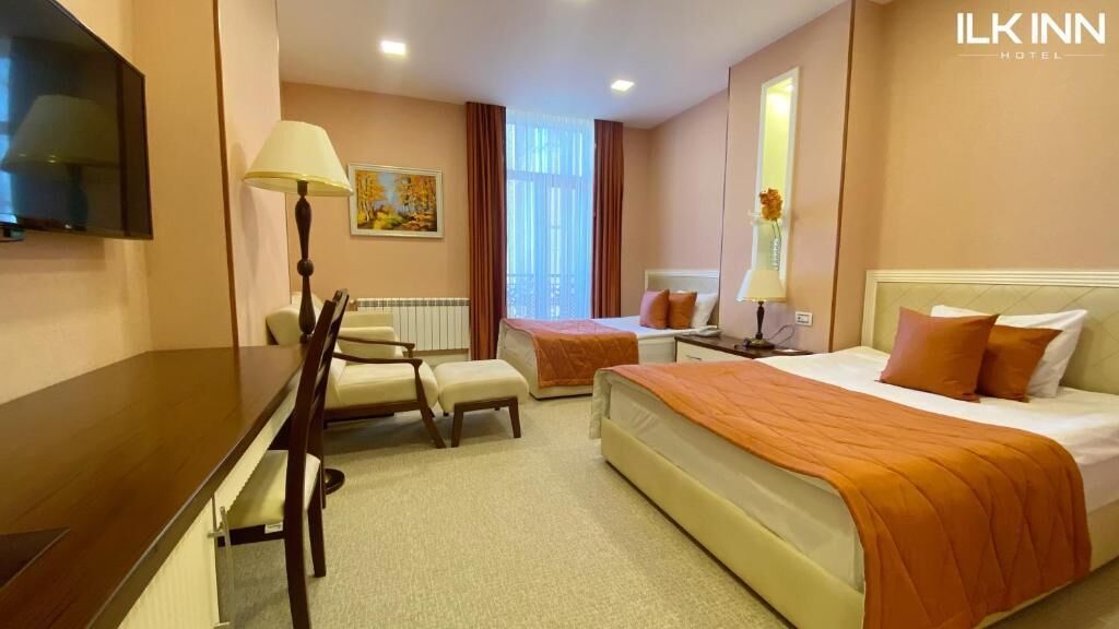 Habitació amb dos llits individuals estàndard, vistes al riu | Minibar, caixa forta a l'habitació i escriptori 