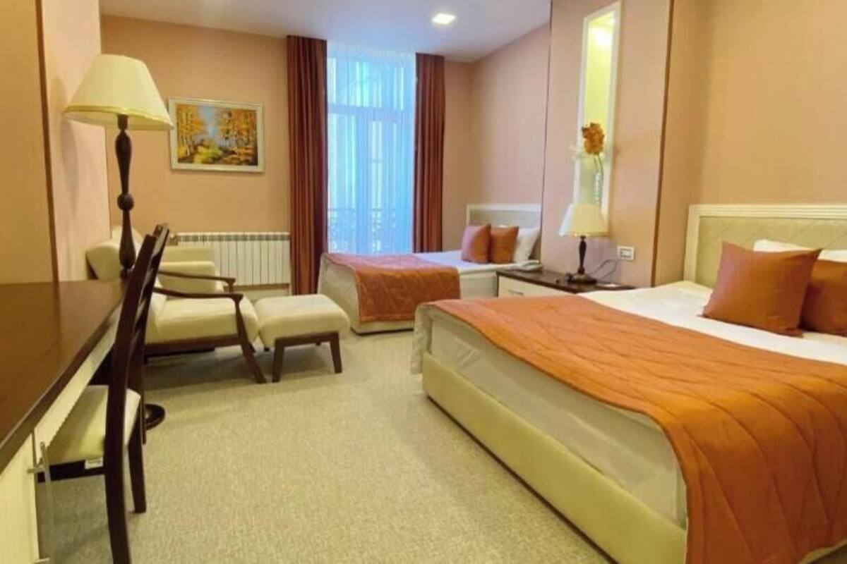 Standard İki Ayrı Yataklı Oda, Nehir Manzaralı | Minibar, odada kasa, masa, dizüstü bilgisayar çalışma alanı 