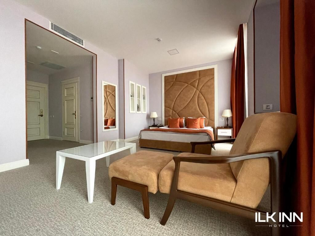 Habitació doble Deluxe, balcó, vistes a la muntanya | Minibar, caixa forta a l'habitació i escriptori 