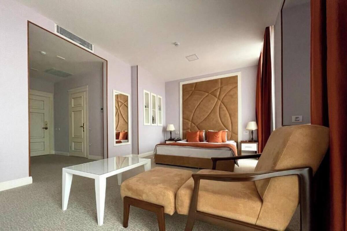 Deluxe Tek Büyük Yataklı Oda, Balkon, Dağ Manzaralı | Minibar, odada kasa, masa, dizüstü bilgisayar çalışma alanı 