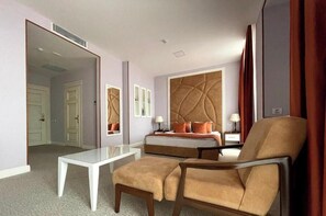 Minibar, caja de seguridad en la habitación y escritorio 