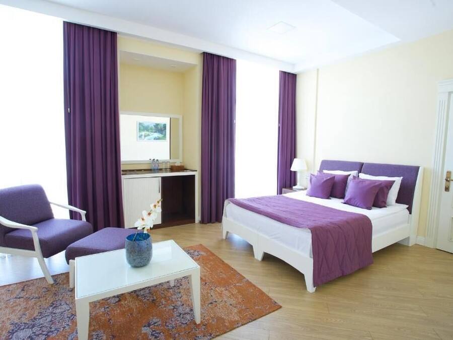 Minibar, pengeskab på værelset, skrivebord