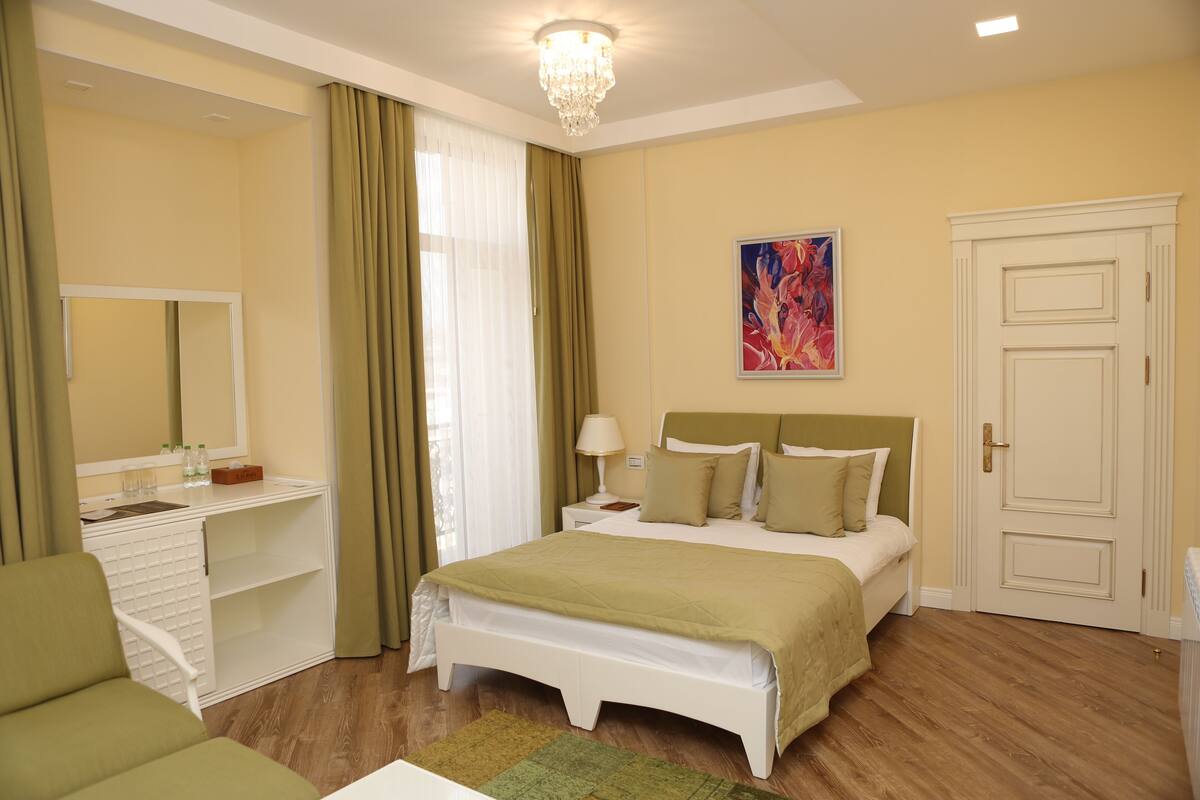 Deluxe Tek Büyük Yataklı Oda, Balkon, Şehir Manzaralı | Minibar, odada kasa, masa, dizüstü bilgisayar çalışma alanı 