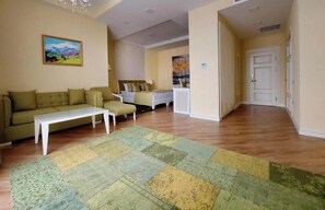 109-inch plasma TV with cable channels, heated floors, printers - ILK INN HOTEL (Qusar)