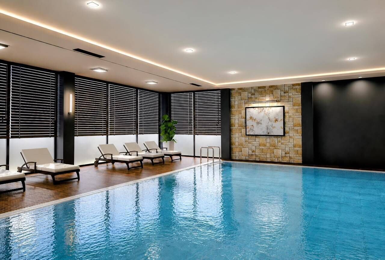 Indoor pool, sun loungers
