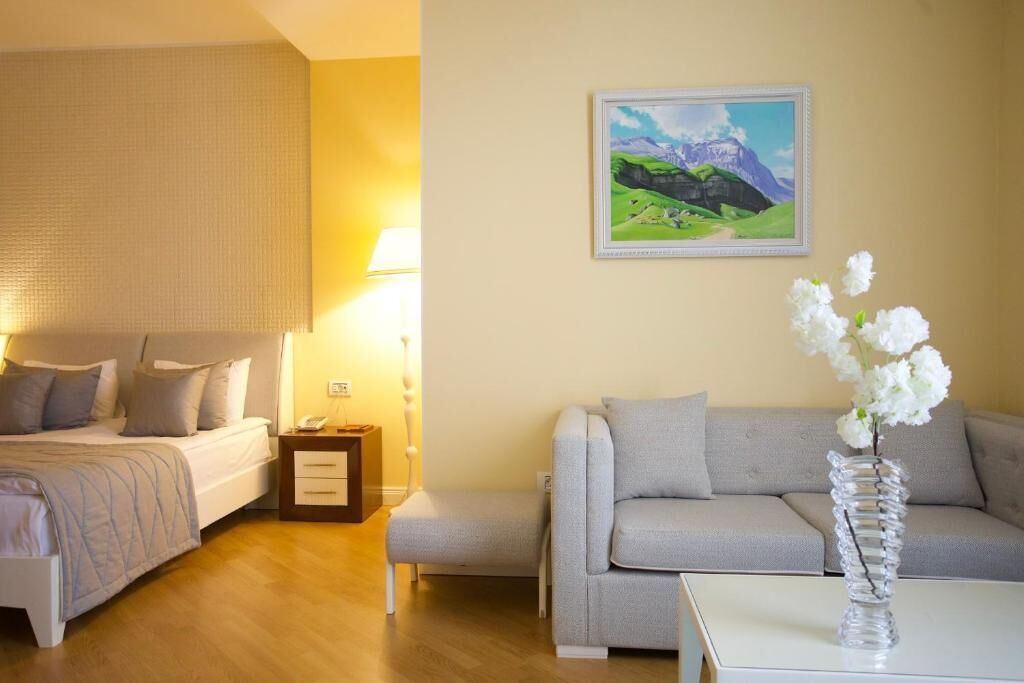 Suite executiva, vistes a la ciutat | Minibar, caixa forta a l'habitació i escriptori 