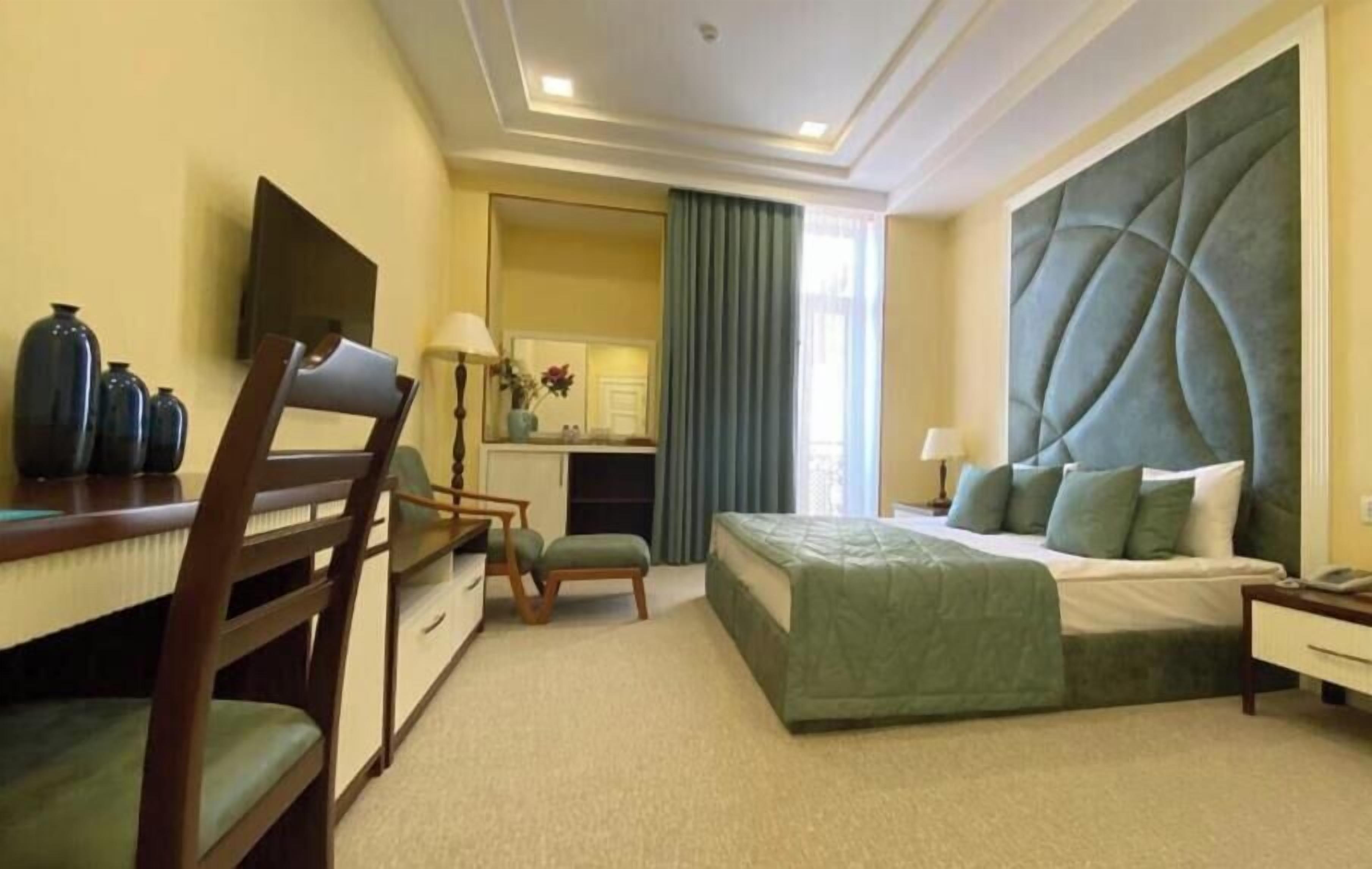 Habitación estándar doble, vistas a la montaña | Minibar, caja fuerte, escritorio y espacio para trabajar con un portátil