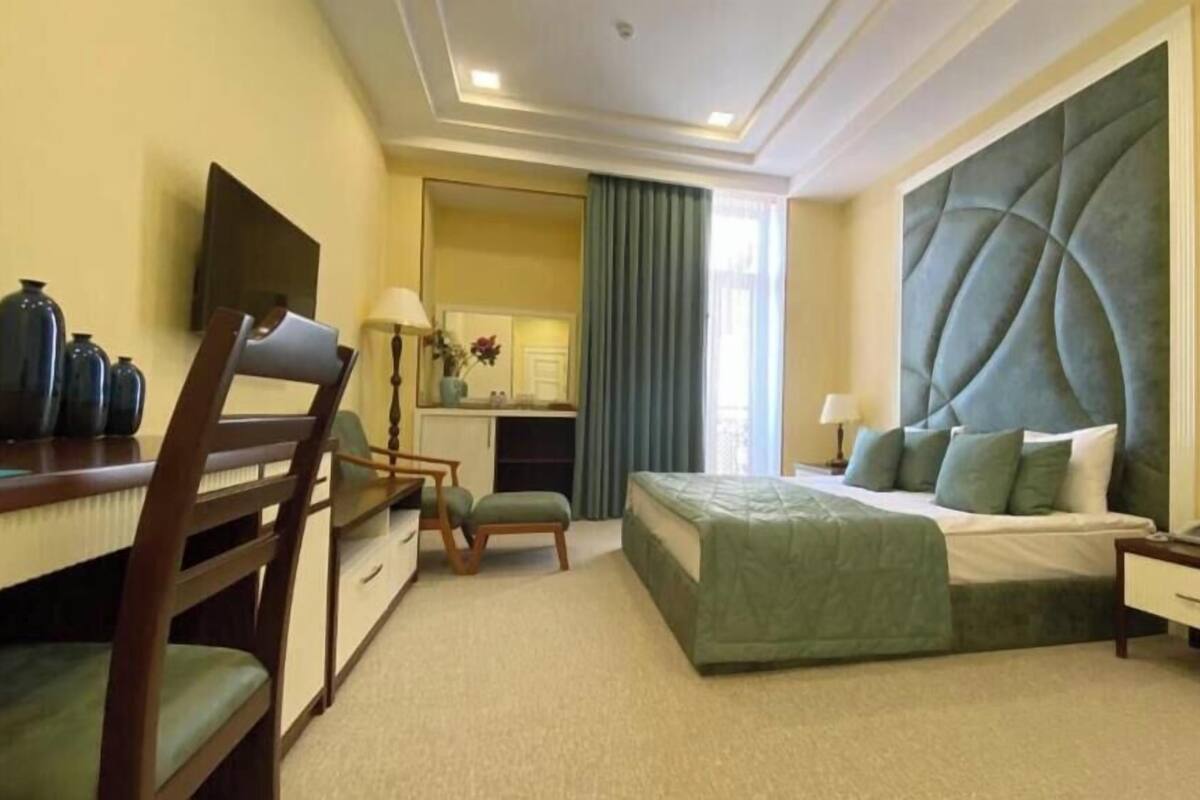 Standard Tek Büyük Yataklı Oda, Dağ Manzaralı | Minibar, odada kasa, masa, dizüstü bilgisayar çalışma alanı 