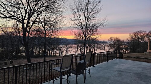 3-bedroom lakefront  house in Kingston with water view for relaxing stays