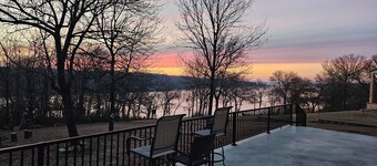 3-bedroom lakefront  house in Kingston with water view for relaxing stays