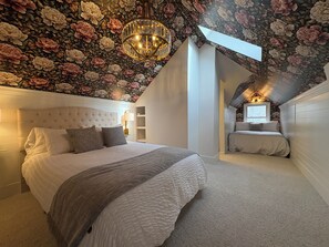 Een bureau, een strijkplank/strijkijzer, reisbedje, internet