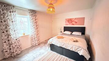 3 sovrum, skrivbord, gratis wi-fi och sängkläder