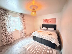 3 bedrooms, desk, free WiFi, bed sheets - Riverside Villa with Private Jetty | Scenic Views (Torpshammar)
