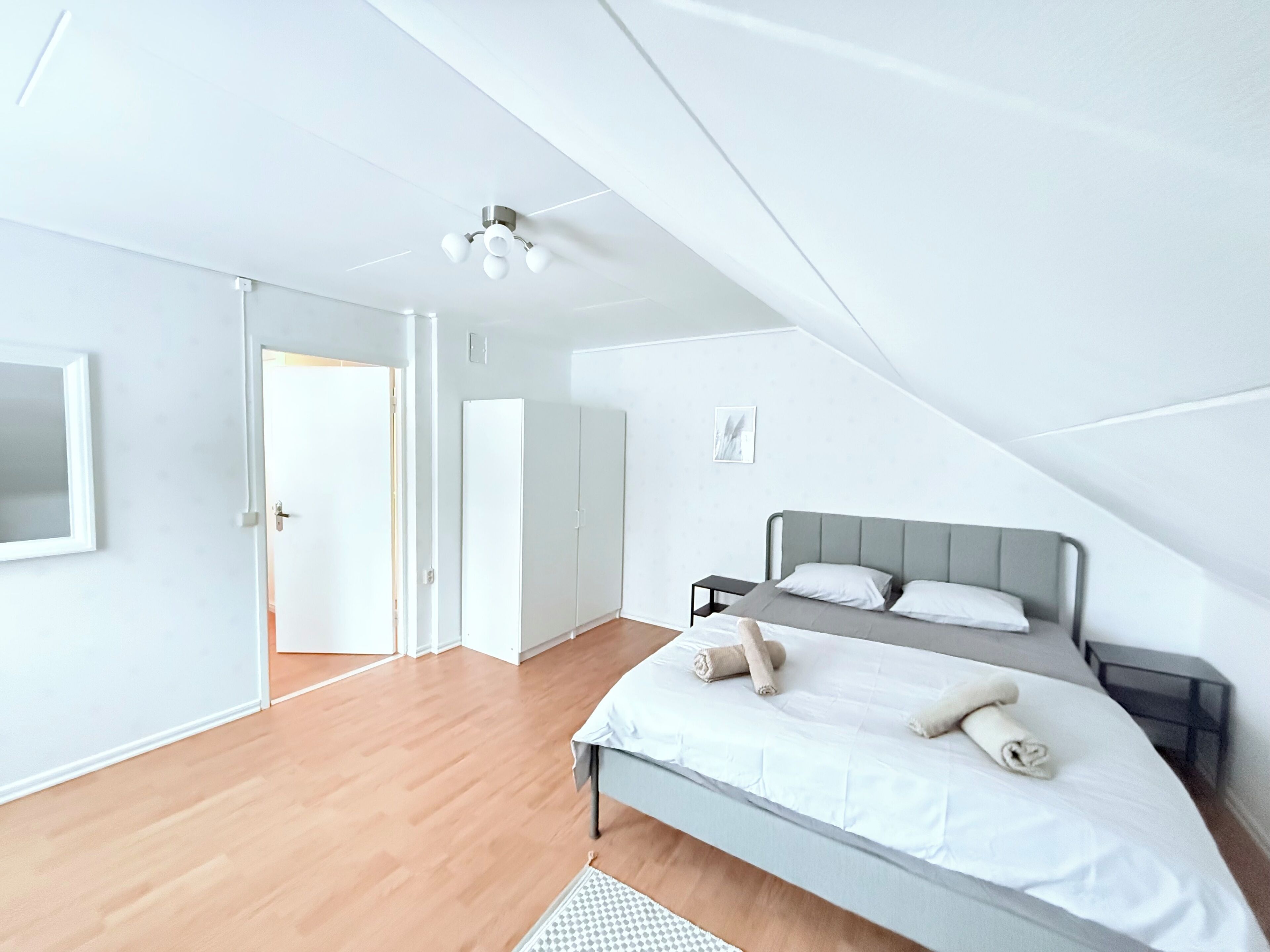 3 sovrum, skrivbord, gratis wi-fi och sängkläder