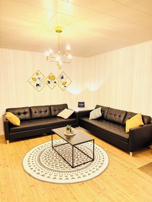 TV, computer monitors - Riverside Villa with Private Jetty | Scenic Views (Torpshammar)