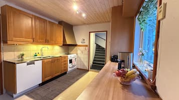 Kjøleskap, mikrobølgeovn, ovn og kokeplater