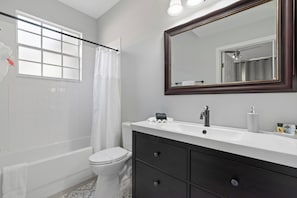 Shower, jetted bath, hair dryer, towels -
Luxury 5bd Near Disney whit Pool Spa & Game Room (Haines City)