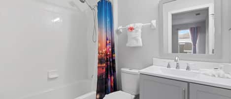 Douche, baignoire à remous, séchoir à cheveux, serviettes fournies