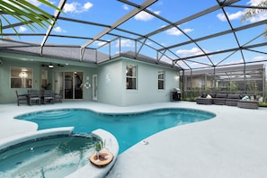Outdoor pool, a heated pool -
Luxury 5bd Near Disney whit Pool Spa & Game Room (Haines City)