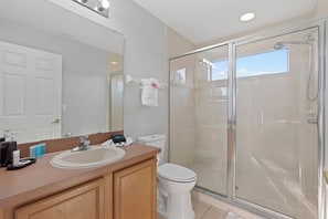 Shower, jetted bath, hair dryer, towels -
Luxury 5bd Near Disney whit Pool Spa & Game Room (Haines City)